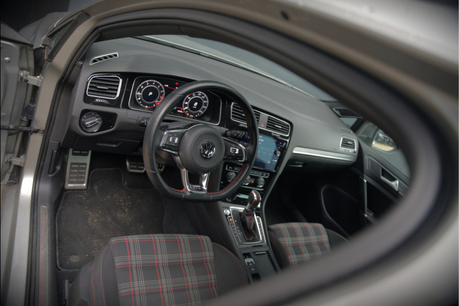 Volkswagen Golf 2.0 TSI GTI | Dynaudio | Stoelverwarming | Adaptive Cruise Control | DSG | Keyless | Apple Carplay | Navigatie | Dodehoekdetectie | TCR | Virtual Cockpit | CSR | Parkeersensoren | Ambiance Verlichting