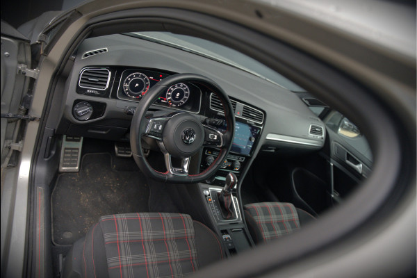 Volkswagen Golf 2.0 TSI GTI | Dynaudio | Stoelverwarming | Adaptive Cruise Control | DSG | Keyless | Apple Carplay | Navigatie | Dodehoekdetectie | TCR | Virtual Cockpit | CSR | Parkeersensoren | Ambiance Verlichting