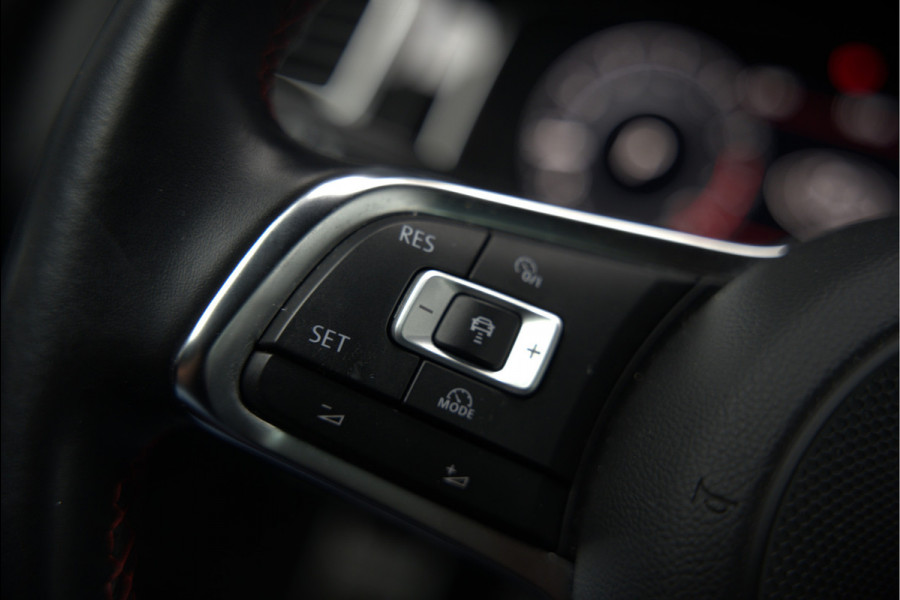 Volkswagen Golf 2.0 TSI GTI | Dynaudio | Stoelverwarming | Adaptive Cruise Control | DSG | Keyless | Apple Carplay | Navigatie | Dodehoekdetectie | TCR | Virtual Cockpit | CSR | Parkeersensoren | Ambiance Verlichting