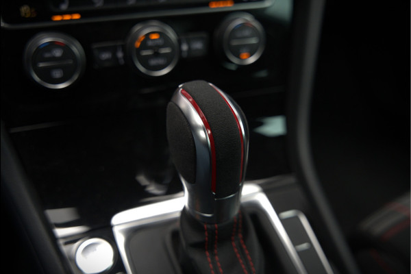 Volkswagen Golf 2.0 TSI GTI | Dynaudio | Stoelverwarming | Adaptive Cruise Control | DSG | Keyless | Apple Carplay | Navigatie | Dodehoekdetectie | TCR | Virtual Cockpit | CSR | Parkeersensoren | Ambiance Verlichting