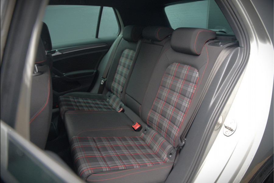 Volkswagen Golf 2.0 TSI GTI | Dynaudio | Stoelverwarming | Adaptive Cruise Control | DSG | Keyless | Apple Carplay | Navigatie | Dodehoekdetectie | TCR | Virtual Cockpit | CSR | Parkeersensoren | Ambiance Verlichting