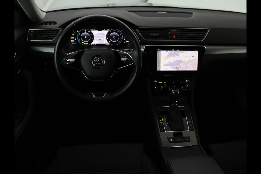 Škoda Superb 1.4 TSI iV Style | Trekhaak | Stoel & achterbankverwarming | Camera | Memory | Carplay | Park Assist | Virtual Cockpit | Navigatie