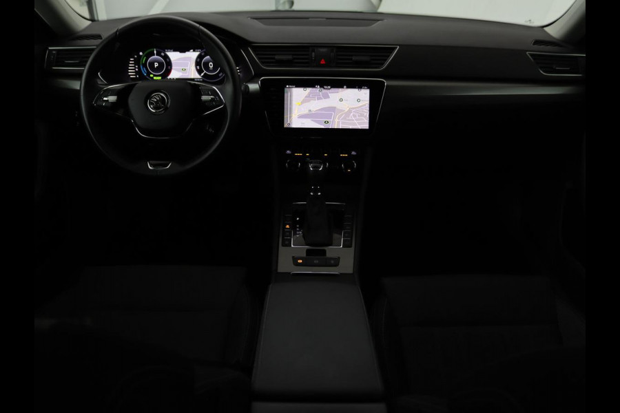 Škoda Superb 1.4 TSI iV Style | Trekhaak | Stoel & achterbankverwarming | Camera | Memory | Carplay | Park Assist | Virtual Cockpit | Navigatie