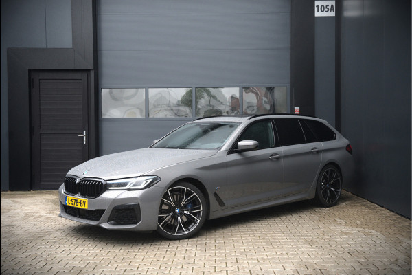 BMW 5 Serie Touring 530i High Executive M Sport | Panoramadak | Head-Up Display | Laser | Trekhaak | Stoelverwarming | Stuurverwarming | Memory Seats | Keyless | Adaptive Cruise Control | Comfort Seats | Shadowline | BTW | NAP | Dealer Ond