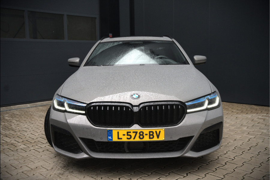 BMW 5 Serie Touring 530i High Executive M Sport | Panoramadak | Head-Up Display | Laser | Trekhaak | Stoelverwarming | Stuurverwarming | Memory Seats | Keyless | Adaptive Cruise Control | Comfort Seats | Shadowline | BTW | NAP | Dealer Ond
