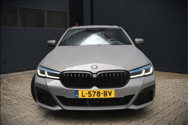 BMW 5 Serie Touring 530i High Executive M Sport | Panoramadak | Head-Up Display | Laser | Trekhaak | Stoelverwarming | Stuurverwarming | Memory Seats | Keyless | Adaptive Cruise Control | Comfort Seats | Shadowline | BTW | NAP | Dealer Ond