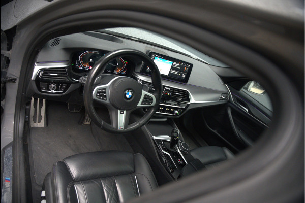 BMW 5 Serie Touring 530i High Executive M Sport | Panoramadak | Head-Up Display | Laser | Trekhaak | Stoelverwarming | Stuurverwarming | Memory Seats | Keyless | Adaptive Cruise Control | Comfort Seats | Shadowline | BTW | NAP | Dealer Ond