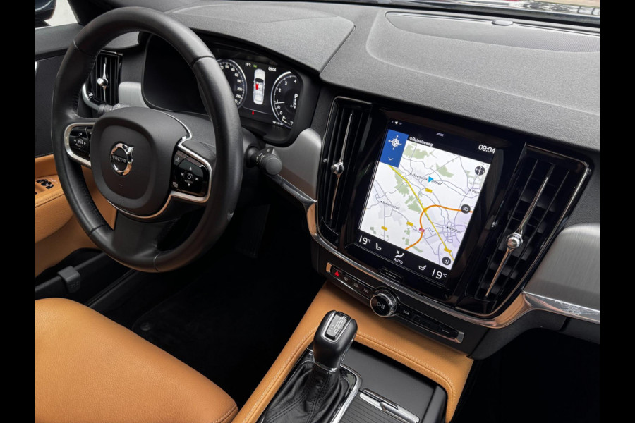 Volvo S90 2.0 T4 Momentum+ / 190 PK / Trekhaak / Automaat / Leder + Stoelverwarming / Adaptive Cruise / Navigatie