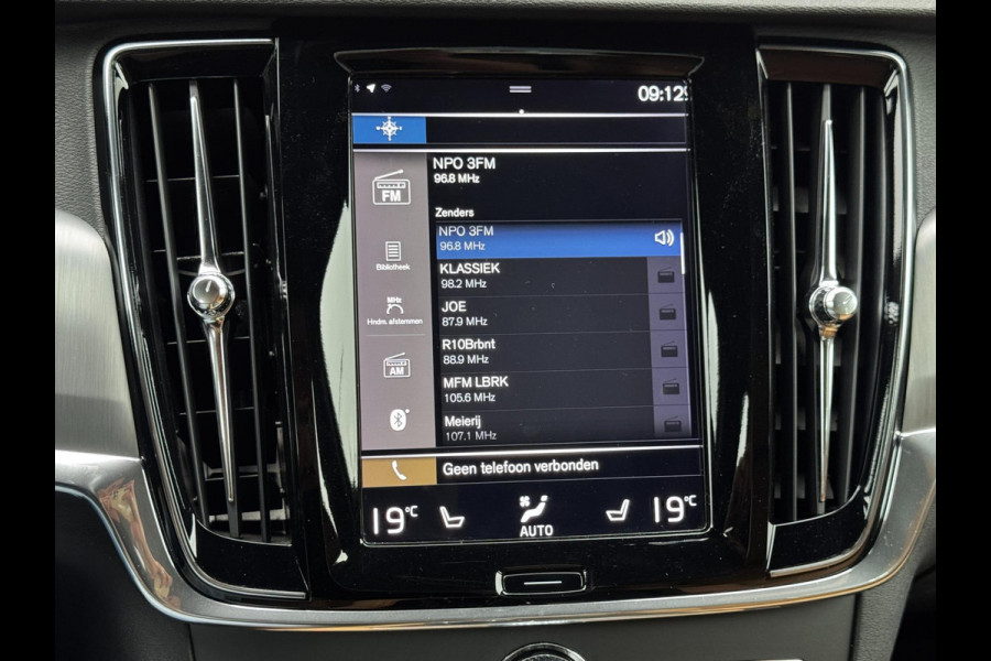 Volvo S90 2.0 T4 Momentum+ / 190 PK / Trekhaak / Automaat / Leder + Stoelverwarming / Adaptive Cruise / Navigatie