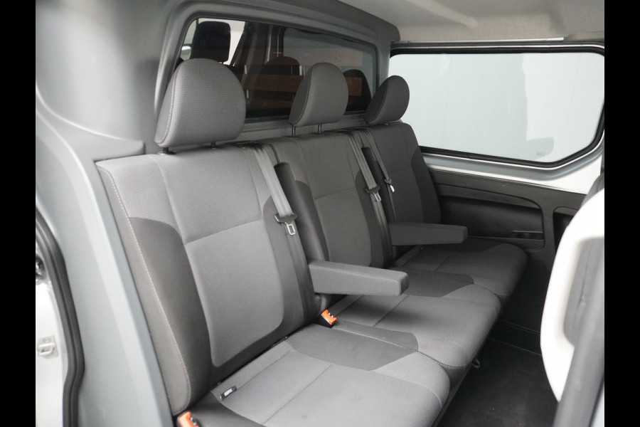 Fiat Talento 2.0D 146PK L2 D.C. 17" Pdc Trekh. Alles in kleur gespoten Led Airco Cruise Business Pro Dubbele Cabine 5-Pers. DC Led Betonplex-vloer Lat om Lat Privacy Glas Bluetooth Lengte 2 dus wél fatsoenlijke beenruimte achterin! 1e Eigenaar 2.000 kg trekvermogen Euro 6