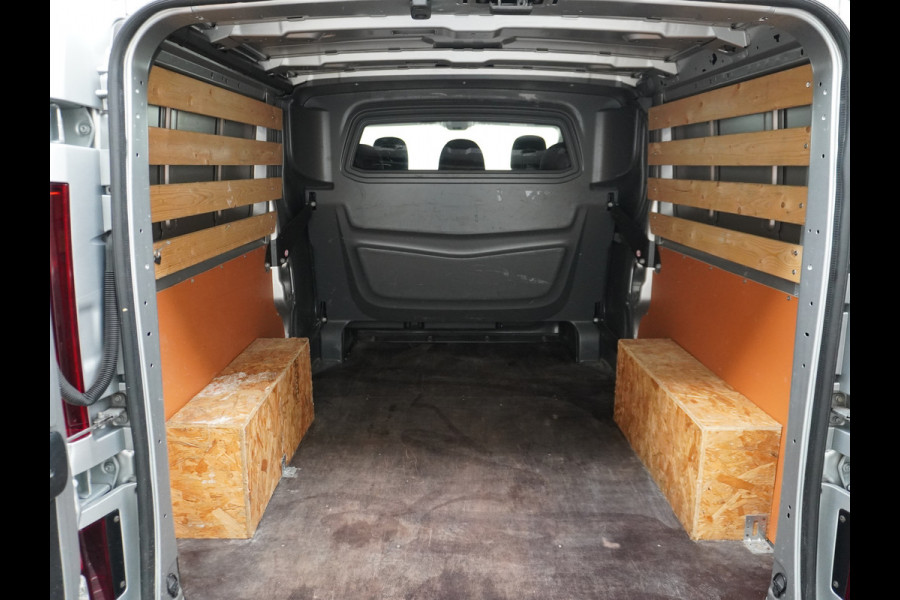 Fiat Talento 2.0D 146PK L2 D.C. 17" Pdc Trekh. Alles in kleur gespoten Led Airco Cruise Business Pro Dubbele Cabine 5-Pers. DC Led Betonplex-vloer Lat om Lat Privacy Glas Bluetooth Lengte 2 dus wél fatsoenlijke beenruimte achterin! 1e Eigenaar 2.000 kg trekvermogen Euro 6