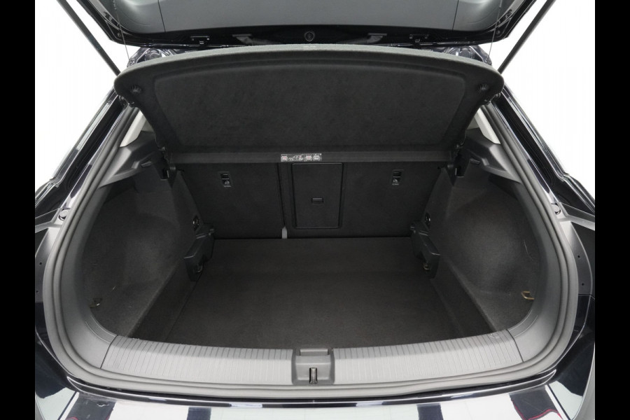 Volkswagen T-Roc 1.5 TSI 150pk DSG Sport Navigatie ACC Camera Executive 213