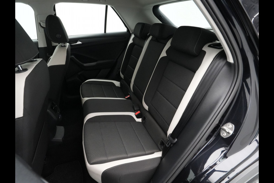 Volkswagen T-Roc 1.5 TSI 150pk DSG Sport Navigatie ACC Camera Executive 213