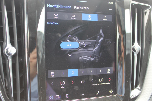 Volvo XC60 T6 350PK Plug-in hybrid AWD Plus Dark Long Range / Semi elektrisch wegklapbare trekhaak / Lederen bekleding / Panoramisch schuif-kanteldak