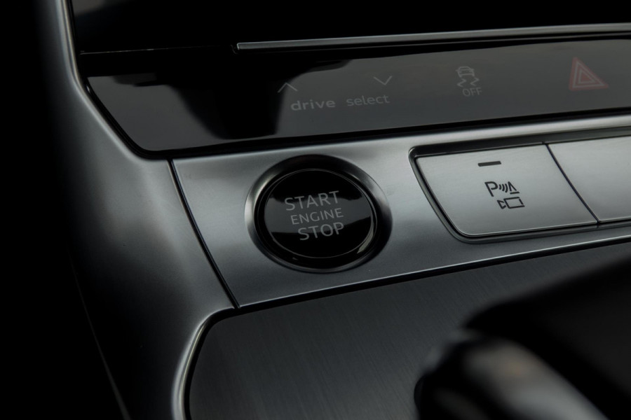Audi A6 Avant 55 TFSI e quattro Competition | S-LINE | TREKHAAK | PANORAMADAK | HD MATRIX LED | STUURWIEL VERWARMING