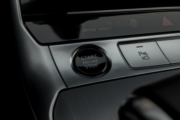 Audi A6 Avant 55 TFSI e quattro Competition | S-LINE | TREKHAAK | PANORAMADAK | HD MATRIX LED | STUURWIEL VERWARMING