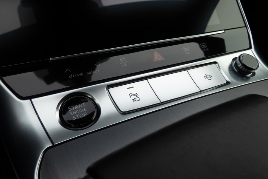Audi A6 Avant 55 TFSI e quattro Competition | S-LINE | TREKHAAK | PANORAMADAK | HD MATRIX LED | STUURWIEL VERWARMING
