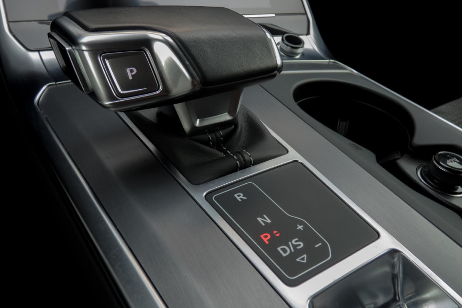 Audi A6 Avant 55 TFSI e quattro Competition | S-LINE | TREKHAAK | PANORAMADAK | HD MATRIX LED | STUURWIEL VERWARMING
