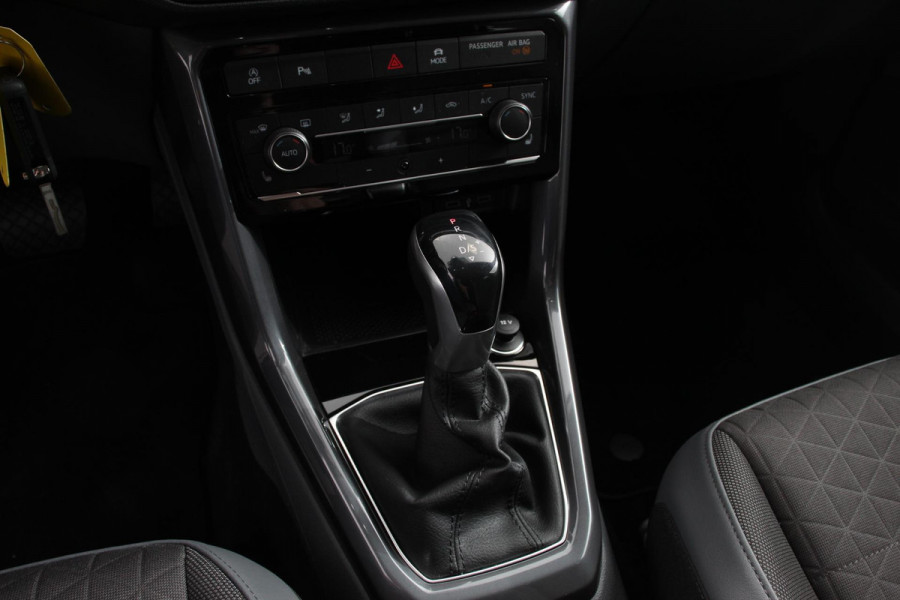Volkswagen T-Cross 1.0 TSI 110pk DSG Style | Navigatie | Apple Carplay/Android Auto | Climate Control | Camera | Extra Getint Glas | Adaptive Cruise Control