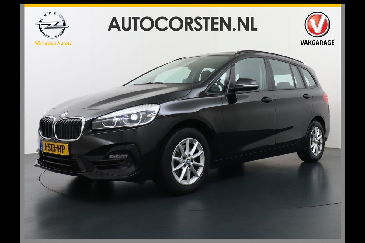 BMW 2 Serie Gran Tourer 218I 7-Persoons AUT-7 141pk Pano.dak Navi-Pro BMW-Digital-Key (via-GSM) Camera Head-Up Display Adap.Led Live Cockpit WiFi Elek.Achterklep DAB HUD Regen-Lichtsensor Comfort Acces ConnectedDrive Services FCW+remfunctie Lane-Dep-Warning Snelheidsherk. Approach-c-Warning 1500kg trekvermogen Origin.NLse auto ruim 45.000 nieuw