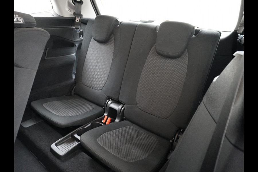 BMW 2 Serie Gran Tourer 218I 7-Persoons AUT-7 141pk Pano.dak Navi-Pro BMW-Digital-Key (via-GSM) Camera Head-Up Display Adap.Led Live Cockpit WiFi Elek.Achterklep DAB HUD Regen-Lichtsensor Comfort Acces ConnectedDrive Services FCW+remfunctie Lane-Dep-Warning Snelheidsherk. Approach-c-Warning 1500kg trekvermogen Origin.NLse auto ruim 45.000 nieuw