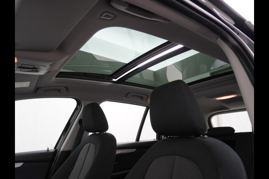 BMW 2 Serie Gran Tourer 218I 7-Persoons AUT-7 141pk Pano.dak Navi-Pro BMW-Digital-Key (via-GSM) Camera Head-Up Display Adap.Led Live Cockpit WiFi Elek.Achterklep DAB HUD Regen-Lichtsensor Comfort Acces ConnectedDrive Services FCW+remfunctie Lane-Dep-Warning Snelheidsherk. Approach-c-Warning 1500kg trekvermogen Origin.NLse auto ruim 45.000 nieuw