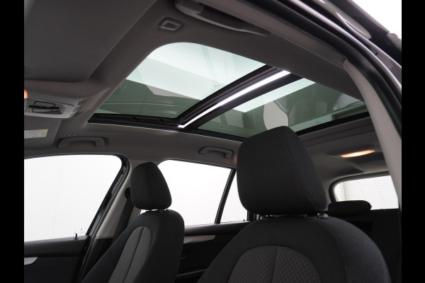 BMW 2 Serie Gran Tourer 218I 7-Persoons AUT-7 141pk Pano.dak Navi-Pro BMW-Digital-Key (via-GSM) Camera Head-Up Display Adap.Led Live Cockpit WiFi Elek.Achterklep DAB HUD Regen-Lichtsensor Comfort Acces ConnectedDrive Services FCW+remfunctie Lane-Dep-Warning Snelheidsherk. Approach-c-Warning 1500kg trekvermogen Origin.NLse auto ruim 45.000 nieuw