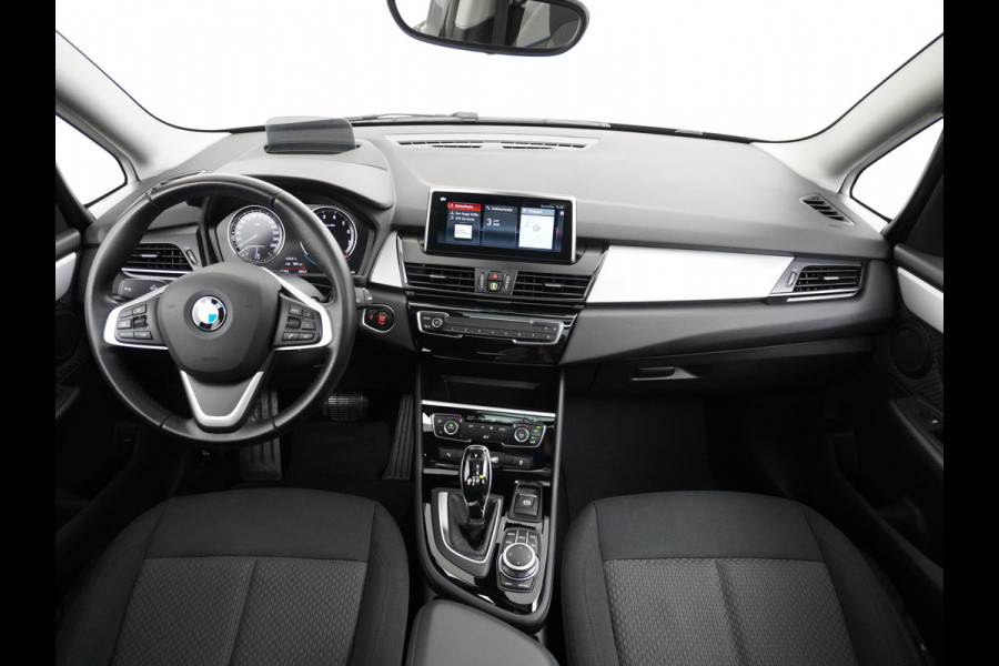 BMW 2 Serie Gran Tourer 218I 7-Persoons AUT-7 141pk Pano.dak Navi-Pro BMW-Digital-Key (via-GSM) Camera Head-Up Display Adap.Led Live Cockpit WiFi Elek.Achterklep DAB HUD Regen-Lichtsensor Comfort Acces ConnectedDrive Services FCW+remfunctie Lane-Dep-Warning Snelheidsherk. Approach-c-Warning 1500kg trekvermogen Origin.NLse auto ruim 45.000 nieuw