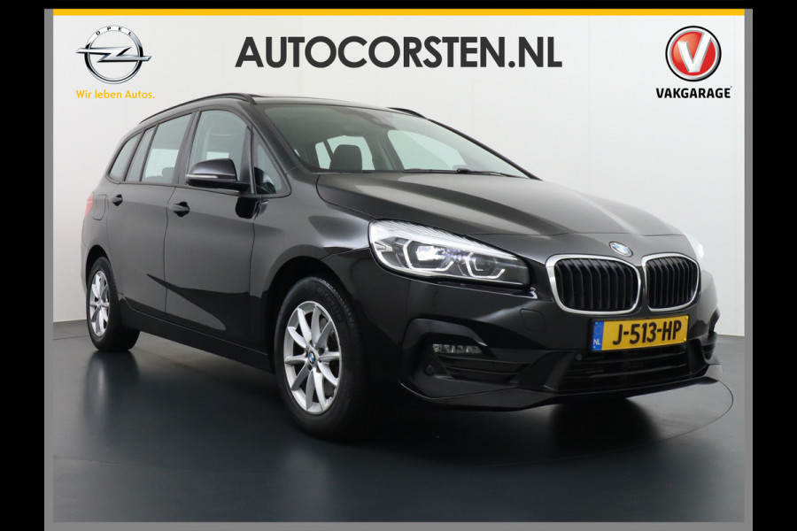 BMW 2 Serie Gran Tourer 218I 7-Persoons AUT-7 141pk Pano.dak Navi-Pro BMW-Digital-Key (via-GSM) Camera Head-Up Display Adap.Led Live Cockpit WiFi Elek.Achterklep DAB HUD Regen-Lichtsensor Comfort Acces ConnectedDrive Services FCW+remfunctie Lane-Dep-Warning Snelheidsherk. Approach-c-Warning 1500kg trekvermogen Origin.NLse auto ruim 45.000 nieuw