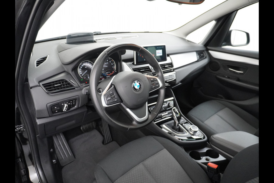 BMW 2 Serie Gran Tourer 218I 7-Persoons AUT-7 141pk Pano.dak Navi-Pro BMW-Digital-Key (via-GSM) Camera Head-Up Display Adap.Led Live Cockpit WiFi Elek.Achterklep DAB HUD Regen-Lichtsensor Comfort Acces ConnectedDrive Services FCW+remfunctie Lane-Dep-Warning Snelheidsherk. Approach-c-Warning 1500kg trekvermogen Origin.NLse auto ruim 45.000 nieuw