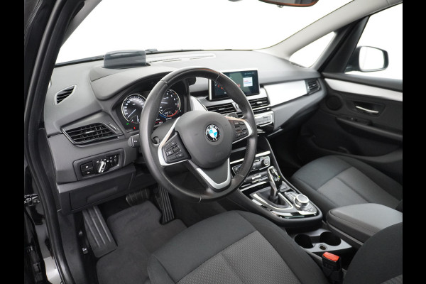 BMW 2 Serie Gran Tourer 218I 7-Persoons AUT-7 141pk Pano.dak Navi-Pro BMW-Digital-Key (via-GSM) Camera Head-Up Display Adap.Led Live Cockpit WiFi Elek.Achterklep DAB HUD Regen-Lichtsensor Comfort Acces ConnectedDrive Services FCW+remfunctie Lane-Dep-Warning Snelheidsherk. Approach-c-Warning 1500kg trekvermogen Origin.NLse auto ruim 45.000 nieuw