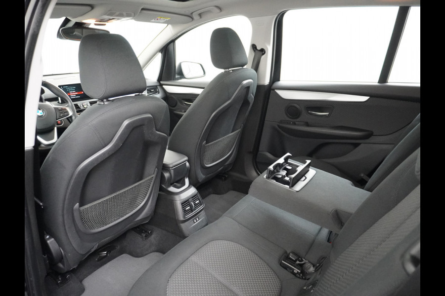 BMW 2 Serie Gran Tourer 218I 7-Persoons AUT-7 141pk Pano.dak Navi-Pro BMW-Digital-Key (via-GSM) Camera Head-Up Display Adap.Led Live Cockpit WiFi Elek.Achterklep DAB HUD Regen-Lichtsensor Comfort Acces ConnectedDrive Services FCW+remfunctie Lane-Dep-Warning Snelheidsherk. Approach-c-Warning 1500kg trekvermogen Origin.NLse auto ruim 45.000 nieuw