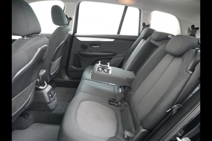 BMW 2 Serie Gran Tourer 218I 7-Persoons AUT-7 141pk Pano.dak Navi-Pro BMW-Digital-Key (via-GSM) Camera Head-Up Display Adap.Led Live Cockpit WiFi Elek.Achterklep DAB HUD Regen-Lichtsensor Comfort Acces ConnectedDrive Services FCW+remfunctie Lane-Dep-Warning Snelheidsherk. Approach-c-Warning 1500kg trekvermogen Origin.NLse auto ruim 45.000 nieuw