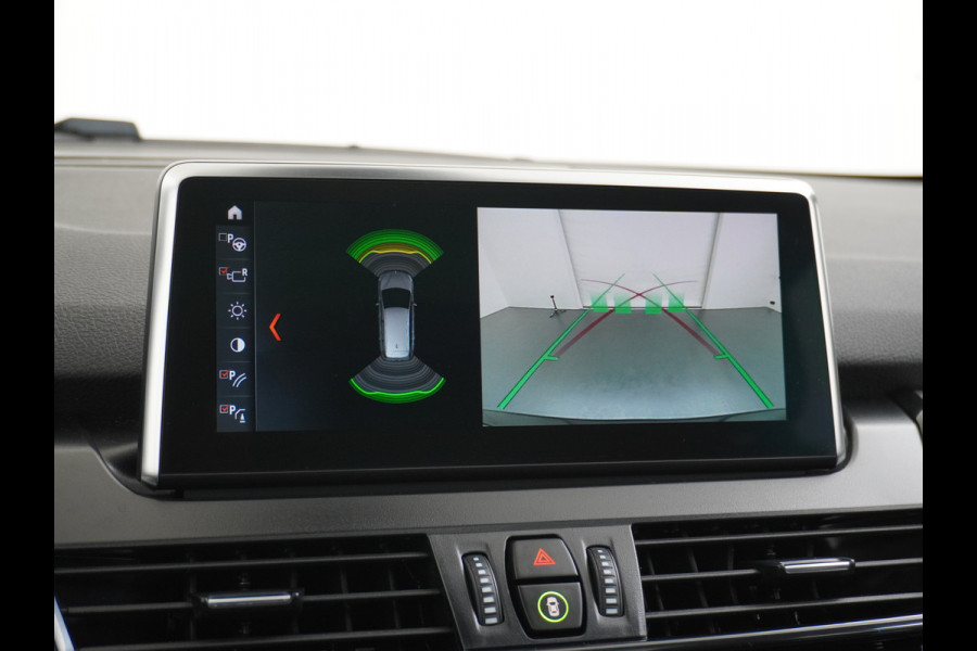 BMW 2 Serie Gran Tourer 218I 7-Persoons AUT-7 141pk Pano.dak Navi-Pro BMW-Digital-Key (via-GSM) Camera Head-Up Display Adap.Led Live Cockpit WiFi Elek.Achterklep DAB HUD Regen-Lichtsensor Comfort Acces ConnectedDrive Services FCW+remfunctie Lane-Dep-Warning Snelheidsherk. Approach-c-Warning 1500kg trekvermogen Origin.NLse auto ruim 45.000 nieuw