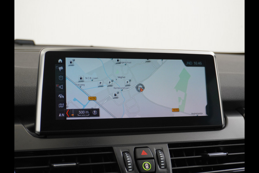 BMW 2 Serie Gran Tourer 218I 7-Persoons AUT-7 141pk Pano.dak Navi-Pro BMW-Digital-Key (via-GSM) Camera Head-Up Display Adap.Led Live Cockpit WiFi Elek.Achterklep DAB HUD Regen-Lichtsensor Comfort Acces ConnectedDrive Services FCW+remfunctie Lane-Dep-Warning Snelheidsherk. Approach-c-Warning 1500kg trekvermogen Origin.NLse auto ruim 45.000 nieuw