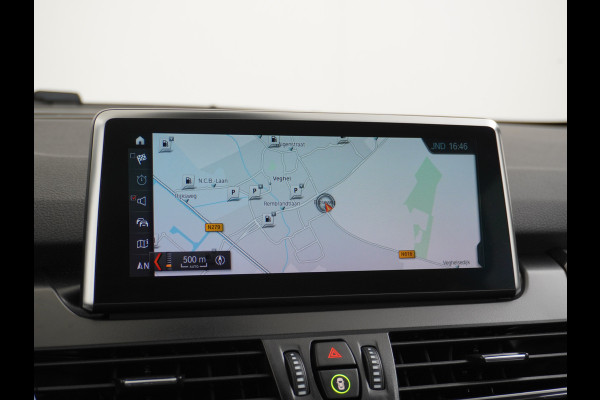 BMW 2 Serie Gran Tourer 218I 7-Persoons AUT-7 141pk Pano.dak Navi-Pro BMW-Digital-Key (via-GSM) Camera Head-Up Display Adap.Led Live Cockpit WiFi Elek.Achterklep DAB HUD Regen-Lichtsensor Comfort Acces ConnectedDrive Services FCW+remfunctie Lane-Dep-Warning Snelheidsherk. Approach-c-Warning 1500kg trekvermogen Origin.NLse auto ruim 45.000 nieuw