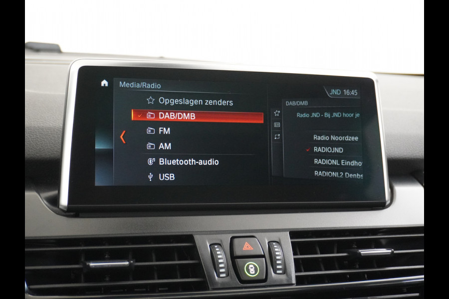 BMW 2 Serie Gran Tourer 218I 7-Persoons AUT-7 141pk Pano.dak Navi-Pro BMW-Digital-Key (via-GSM) Camera Head-Up Display Adap.Led Live Cockpit WiFi Elek.Achterklep DAB HUD Regen-Lichtsensor Comfort Acces ConnectedDrive Services FCW+remfunctie Lane-Dep-Warning Snelheidsherk. Approach-c-Warning 1500kg trekvermogen Origin.NLse auto ruim 45.000 nieuw
