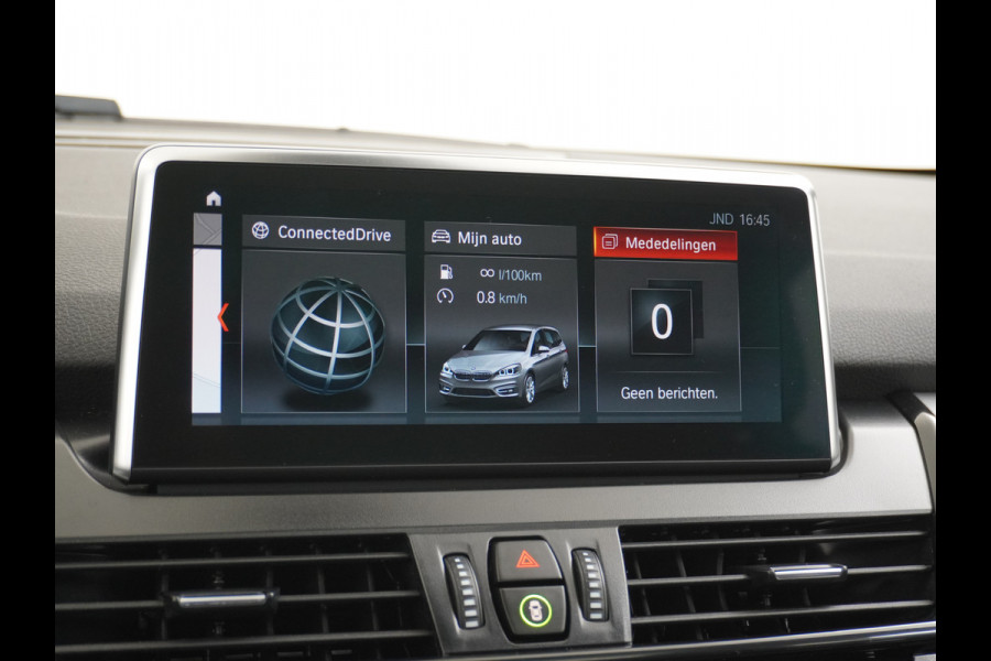 BMW 2 Serie Gran Tourer 218I 7-Persoons AUT-7 141pk Pano.dak Navi-Pro BMW-Digital-Key (via-GSM) Camera Head-Up Display Adap.Led Live Cockpit WiFi Elek.Achterklep DAB HUD Regen-Lichtsensor Comfort Acces ConnectedDrive Services FCW+remfunctie Lane-Dep-Warning Snelheidsherk. Approach-c-Warning 1500kg trekvermogen Origin.NLse auto ruim 45.000 nieuw