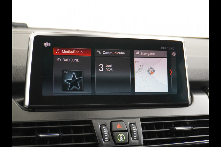 BMW 2 Serie Gran Tourer 218I 7-Persoons AUT-7 141pk Pano.dak Navi-Pro BMW-Digital-Key (via-GSM) Camera Head-Up Display Adap.Led Live Cockpit WiFi Elek.Achterklep DAB HUD Regen-Lichtsensor Comfort Acces ConnectedDrive Services FCW+remfunctie Lane-Dep-Warning Snelheidsherk. Approach-c-Warning 1500kg trekvermogen Origin.NLse auto ruim 45.000 nieuw