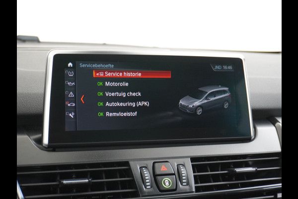 BMW 2 Serie Gran Tourer 218I 7-Persoons AUT-7 141pk Pano.dak Navi-Pro BMW-Digital-Key (via-GSM) Camera Head-Up Display Adap.Led Live Cockpit WiFi Elek.Achterklep DAB HUD Regen-Lichtsensor Comfort Acces ConnectedDrive Services FCW+remfunctie Lane-Dep-Warning Snelheidsherk. Approach-c-Warning 1500kg trekvermogen Origin.NLse auto ruim 45.000 nieuw