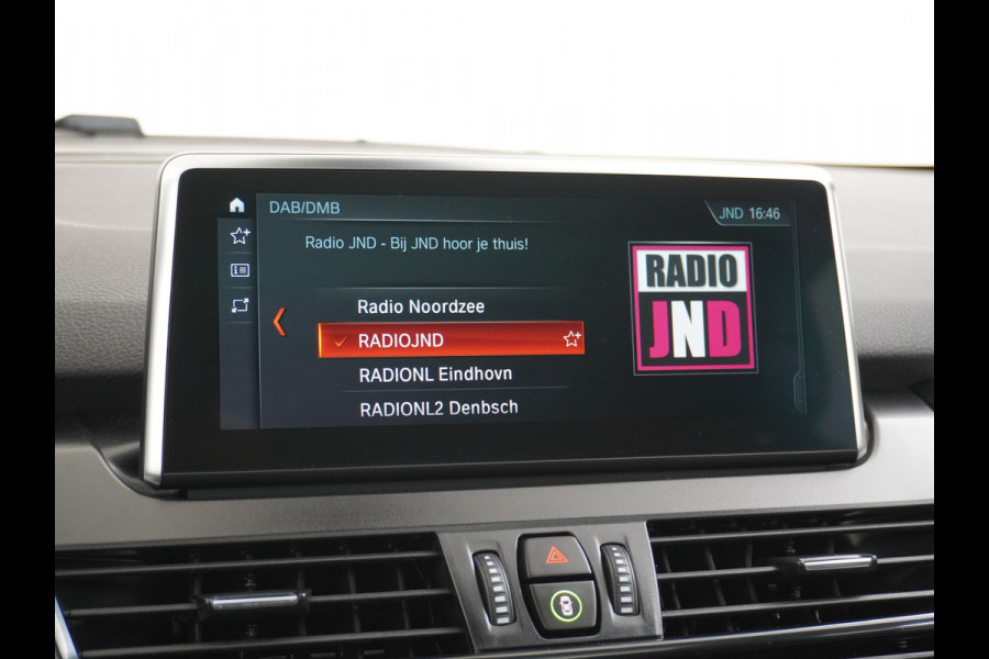 BMW 2 Serie Gran Tourer 218I 7-Persoons AUT-7 141pk Pano.dak Navi-Pro BMW-Digital-Key (via-GSM) Camera Head-Up Display Adap.Led Live Cockpit WiFi Elek.Achterklep DAB HUD Regen-Lichtsensor Comfort Acces ConnectedDrive Services FCW+remfunctie Lane-Dep-Warning Snelheidsherk. Approach-c-Warning 1500kg trekvermogen Origin.NLse auto ruim 45.000 nieuw