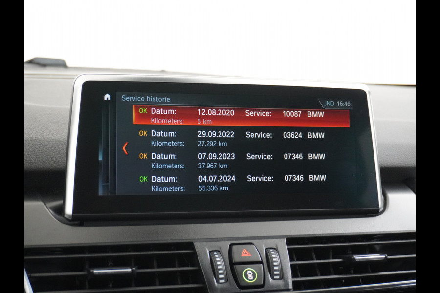 BMW 2 Serie Gran Tourer 218I 7-Persoons AUT-7 141pk Pano.dak Navi-Pro BMW-Digital-Key (via-GSM) Camera Head-Up Display Adap.Led Live Cockpit WiFi Elek.Achterklep DAB HUD Regen-Lichtsensor Comfort Acces ConnectedDrive Services FCW+remfunctie Lane-Dep-Warning Snelheidsherk. Approach-c-Warning 1500kg trekvermogen Origin.NLse auto ruim 45.000 nieuw