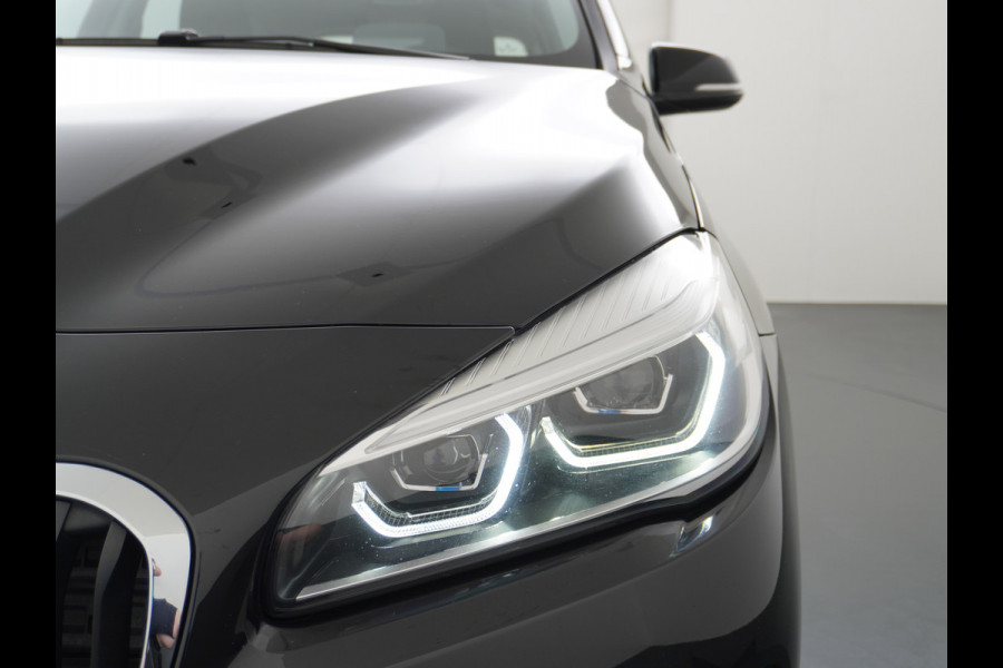BMW 2 Serie Gran Tourer 218I 7-Persoons AUT-7 141pk Pano.dak Navi-Pro BMW-Digital-Key (via-GSM) Camera Head-Up Display Adap.Led Live Cockpit WiFi Elek.Achterklep DAB HUD Regen-Lichtsensor Comfort Acces ConnectedDrive Services FCW+remfunctie Lane-Dep-Warning Snelheidsherk. Approach-c-Warning 1500kg trekvermogen Origin.NLse auto ruim 45.000 nieuw