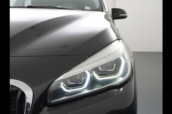 BMW 2 Serie Gran Tourer 218I 7-Persoons AUT-7 141pk Pano.dak Navi-Pro BMW-Digital-Key (via-GSM) Camera Head-Up Display Adap.Led Live Cockpit WiFi Elek.Achterklep DAB HUD Regen-Lichtsensor Comfort Acces ConnectedDrive Services FCW+remfunctie Lane-Dep-Warning Snelheidsherk. Approach-c-Warning 1500kg trekvermogen Origin.NLse auto ruim 45.000 nieuw