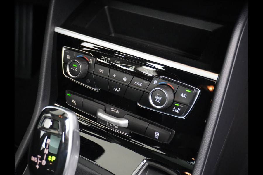 BMW 2 Serie Gran Tourer 218I 7-Persoons AUT-7 141pk Pano.dak Navi-Pro BMW-Digital-Key (via-GSM) Camera Head-Up Display Adap.Led Live Cockpit WiFi Elek.Achterklep DAB HUD Regen-Lichtsensor Comfort Acces ConnectedDrive Services FCW+remfunctie Lane-Dep-Warning Snelheidsherk. Approach-c-Warning 1500kg trekvermogen Origin.NLse auto ruim 45.000 nieuw