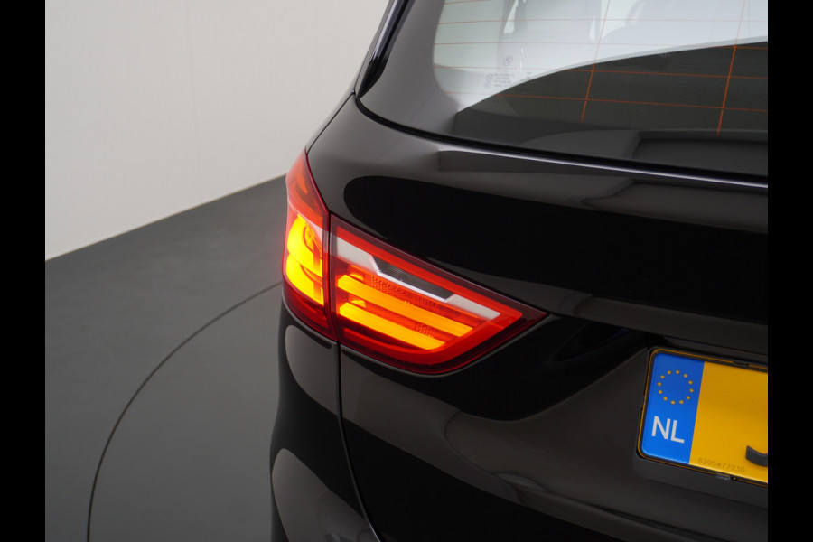 BMW 2 Serie Gran Tourer 218I 7-Persoons AUT-7 141pk Pano.dak Navi-Pro BMW-Digital-Key (via-GSM) Camera Head-Up Display Adap.Led Live Cockpit WiFi Elek.Achterklep DAB HUD Regen-Lichtsensor Comfort Acces ConnectedDrive Services FCW+remfunctie Lane-Dep-Warning Snelheidsherk. Approach-c-Warning 1500kg trekvermogen Origin.NLse auto ruim 45.000 nieuw