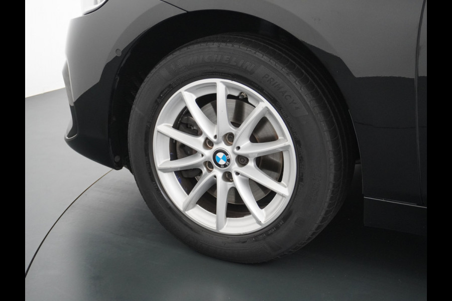 BMW 2 Serie Gran Tourer 218I 7-Persoons AUT-7 141pk Pano.dak Navi-Pro BMW-Digital-Key (via-GSM) Camera Head-Up Display Adap.Led Live Cockpit WiFi Elek.Achterklep DAB HUD Regen-Lichtsensor Comfort Acces ConnectedDrive Services FCW+remfunctie Lane-Dep-Warning Snelheidsherk. Approach-c-Warning 1500kg trekvermogen Origin.NLse auto ruim 45.000 nieuw