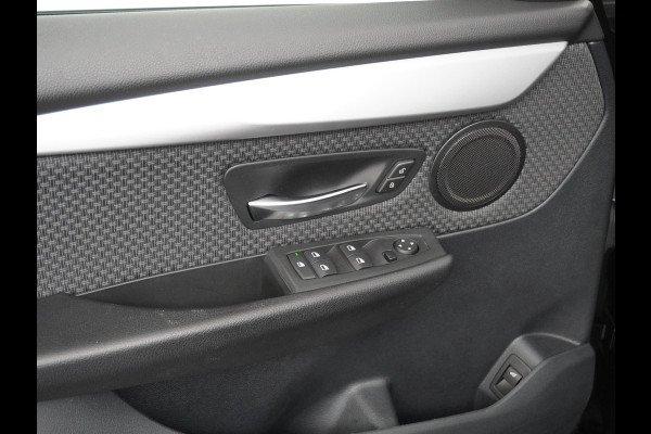 BMW 2 Serie Gran Tourer 218I 7-Persoons AUT-7 141pk Pano.dak Navi-Pro BMW-Digital-Key (via-GSM) Camera Head-Up Display Adap.Led Live Cockpit WiFi Elek.Achterklep DAB HUD Regen-Lichtsensor Comfort Acces ConnectedDrive Services FCW+remfunctie Lane-Dep-Warning Snelheidsherk. Approach-c-Warning 1500kg trekvermogen Origin.NLse auto ruim 45.000 nieuw