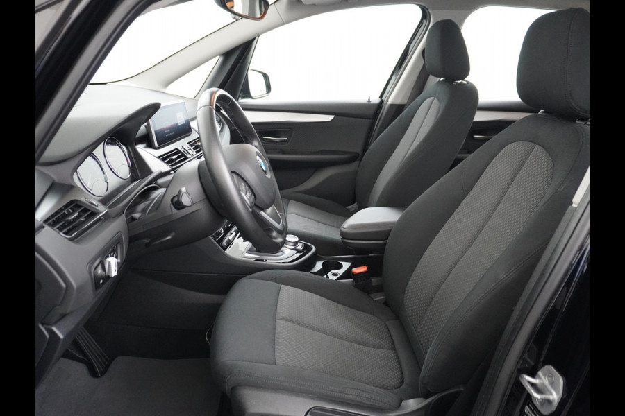BMW 2 Serie Gran Tourer 218I 7-Persoons AUT-7 141pk Pano.dak Navi-Pro BMW-Digital-Key (via-GSM) Camera Head-Up Display Adap.Led Live Cockpit WiFi Elek.Achterklep DAB HUD Regen-Lichtsensor Comfort Acces ConnectedDrive Services FCW+remfunctie Lane-Dep-Warning Snelheidsherk. Approach-c-Warning 1500kg trekvermogen Origin.NLse auto ruim 45.000 nieuw