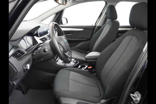 BMW 2 Serie Gran Tourer 218I 7-Persoons AUT-7 141pk Pano.dak Navi-Pro BMW-Digital-Key (via-GSM) Camera Head-Up Display Adap.Led Live Cockpit WiFi Elek.Achterklep DAB HUD Regen-Lichtsensor Comfort Acces ConnectedDrive Services FCW+remfunctie Lane-Dep-Warning Snelheidsherk. Approach-c-Warning 1500kg trekvermogen Origin.NLse auto ruim 45.000 nieuw
